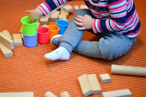 Kind im Kindergarten: Eltern in Römerberg haben derzeit nur die Wahl zwischen katholischen und protestantischen Einrichtungen. 