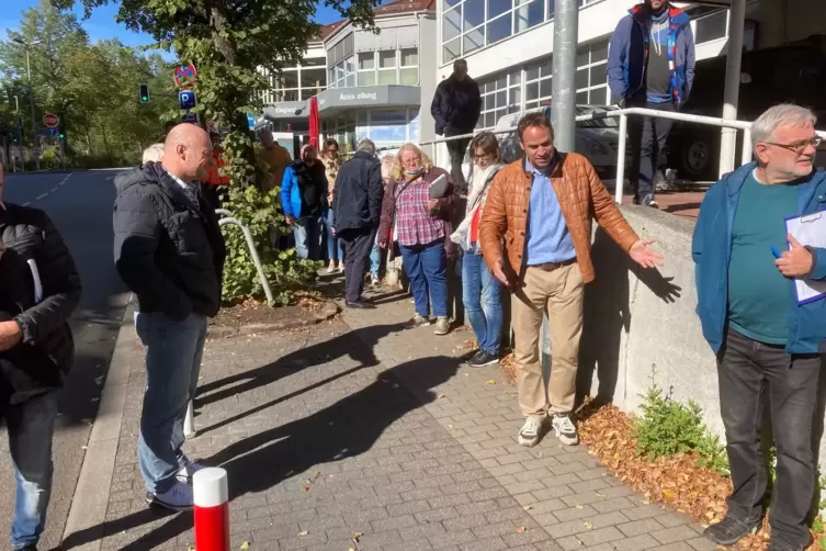 In der Landauer Straße wurde es zu eng für Fußgänger, weshalb ein Parkplatz mit Pollern abgesperrt wurde.