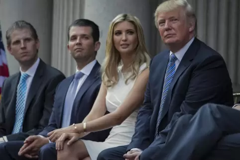 Donald Trump mit seinen Kindern (von links nach rechts) Eric Trump, Donald Trump Jr. und Ivanka Trump.
