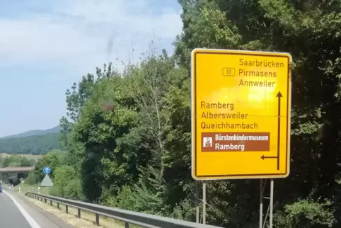 Auf dem B10-Wegweiser ist das Schwerlast-Durchfahrtsverbot für Queichhambach noch nicht ersichtlich. 