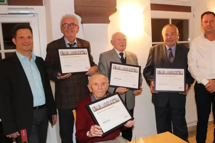 Von links: VG-Bürgermeister Frank Rüttger, die Jubilare Roland Werner, Friedrich Karl (sitzend), Walter Wörner, Bernd-Otto Hartm