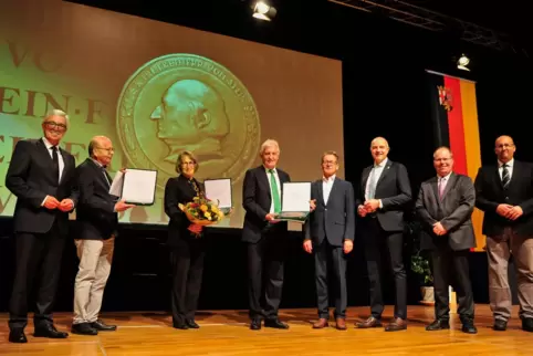 Roger Lewentz (links) verleiht die Freiherr-Von-Stein-Plakette an Günther Semmelsberger, Birgit Groß und Edwin Schrank (Vierter 