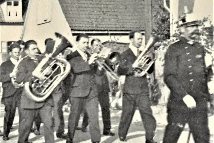 Bei einem Festumzug in der Heiligensteiner Hauptsstraße: Polizeidiener Rudolf Baader mit Pickelhaube und Schleppsäbel im Jahr 19