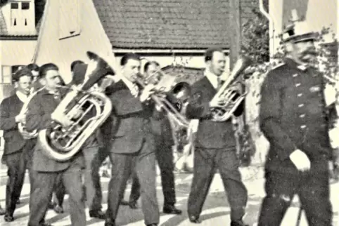 Bei einem Festumzug in der Heiligensteiner Hauptsstraße: Polizeidiener Rudolf Baader mit Pickelhaube und Schleppsäbel im Jahr 19