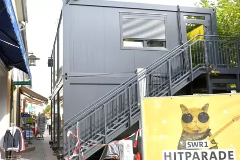 Engstelle: das „Gläserne Studio“ auf dem Stadtplatz. 