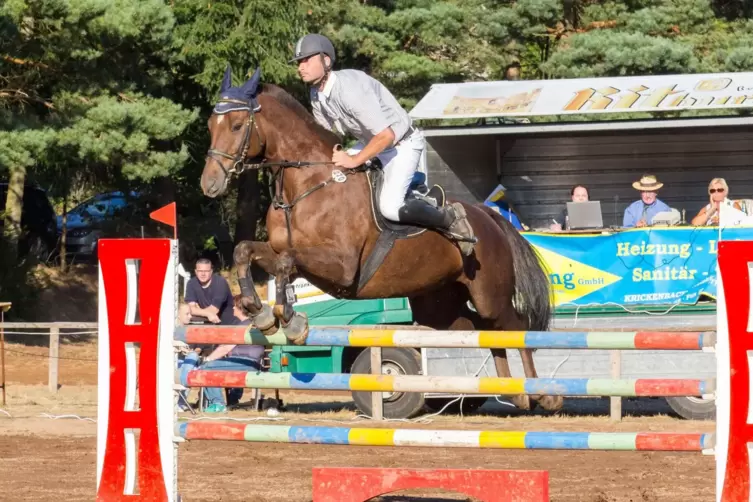 Eleganter Sprung bei einem der früheren Turniere des RFV Queidersbach: Steffen Schmalenberger (RSG Barbarossa) mit Nicaro S.