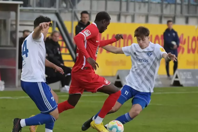 Beim 1. FC Kaiserslautern folgt der nächste Neuanfang für Aaron Opoku (Mitte), hier im Testspiel am Donnerstag beim FK Pirmasens