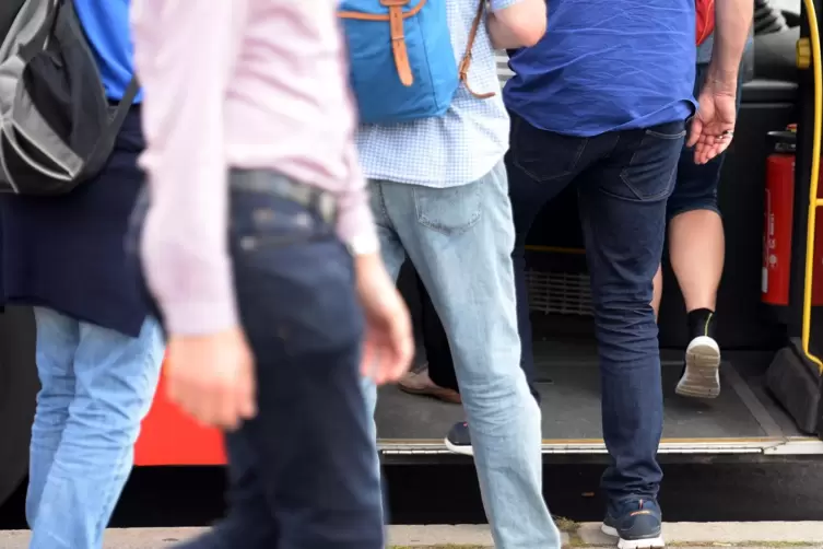 Zu viele wollen mit, zu wenige Busse fahren: Eltern beklagen die Situation auf der Strecke Otterberg - Kaiserslautern. 