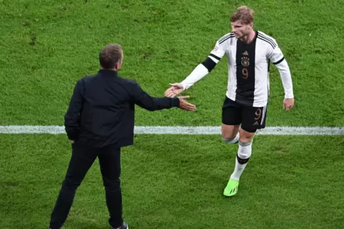 Bundestrainer Hansi Flick klatscht seinen Stürmer Timo Werner bei dessen Auswechslung ab.