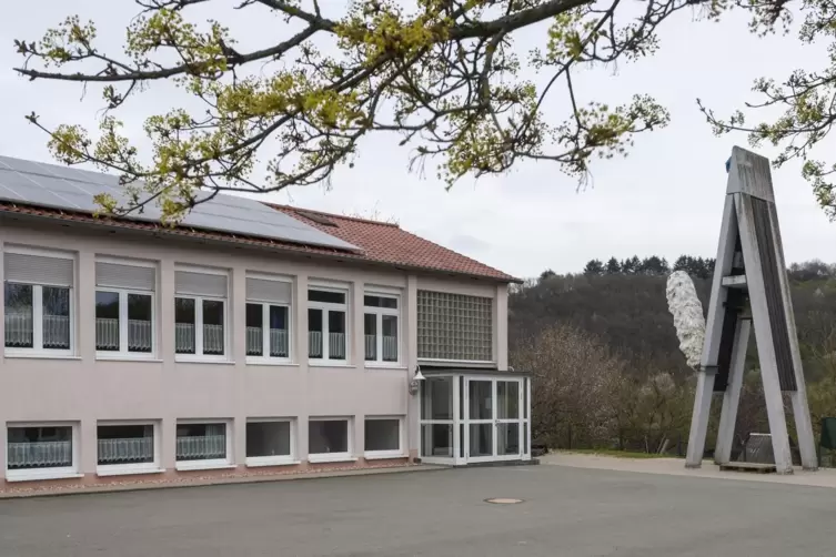 Am und im Bürgerhaus wird gefeiert, der Kerwestrauß aufgehängt.