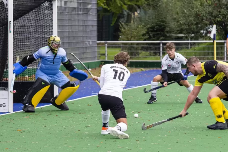 Dominik Mehrain (10, vorn) legt für Neil Schroer (hinten) auf zum 6:0. 