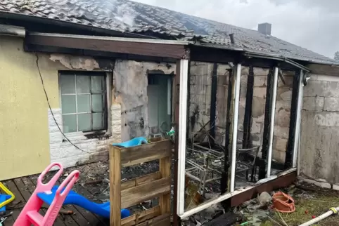 Das Feuer brach auf einem Balkon aus.