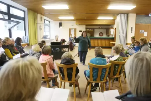 Beim gemeinsamen Singen im Dorfgemeinschaftshaus Glan-Münchweiler gab Angelika Rübel den Takt an.