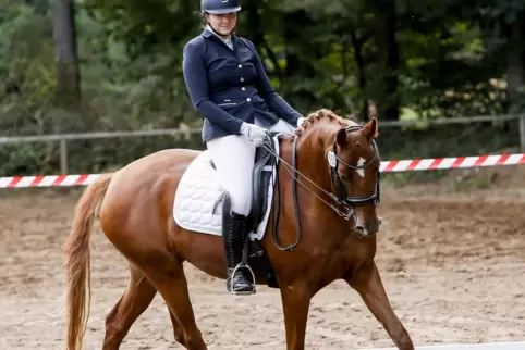  Im Dressurgeviert: Mia Korotschenko auf Quaterfee von den Pferdefreunden Fröhnerhof beim Turnier in Queidersbach. 