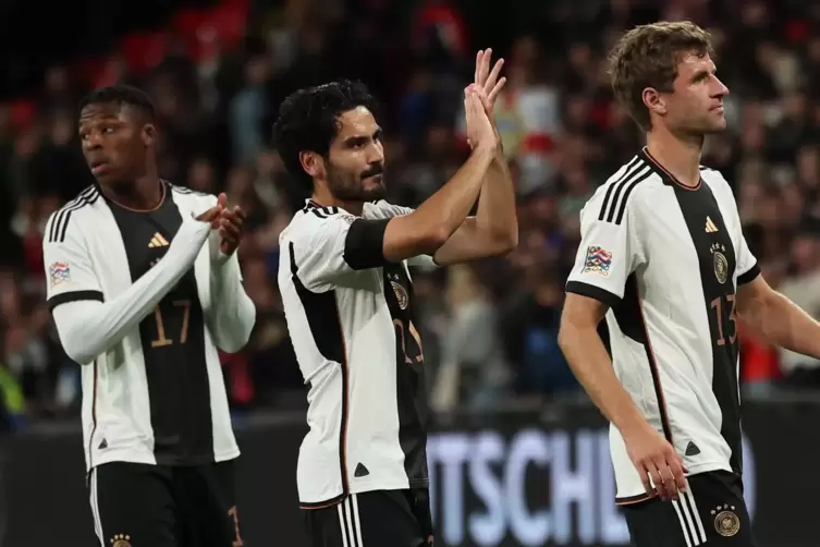 Armel Bella-Kotchap, Ilkay Gündogan und Thomas Müller (von links) nach dem Spiel gegen England. 