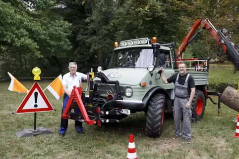 Peter Cornelius und und Thomas Anefeld vor dem restaurierten Unimog vom Typ 406, Baujahr 1973.