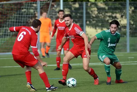 Christoph Scharfenberger (Mitte) hat großen Anteil daran, dass Winnweiler 2015 gegen Wormatia Worms II in die Verbandsliga aufst