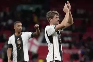 Thomas Müller (rechts) und Thilo Kehrer nach dem skurrilen Match.