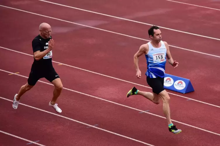 Ingo Pregernig (links) läuft hinter Oliver Münzer als Dritter ins Ziel über 200 Meter. 