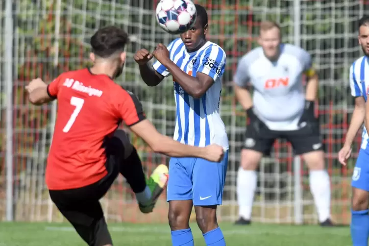 Kunstvoll und mit viel Gefühl im Fuß, vor allem auch bei Freistößen: Geri Hasa. Er erzielte für Rüssingen die 2:1-Führung gegen 