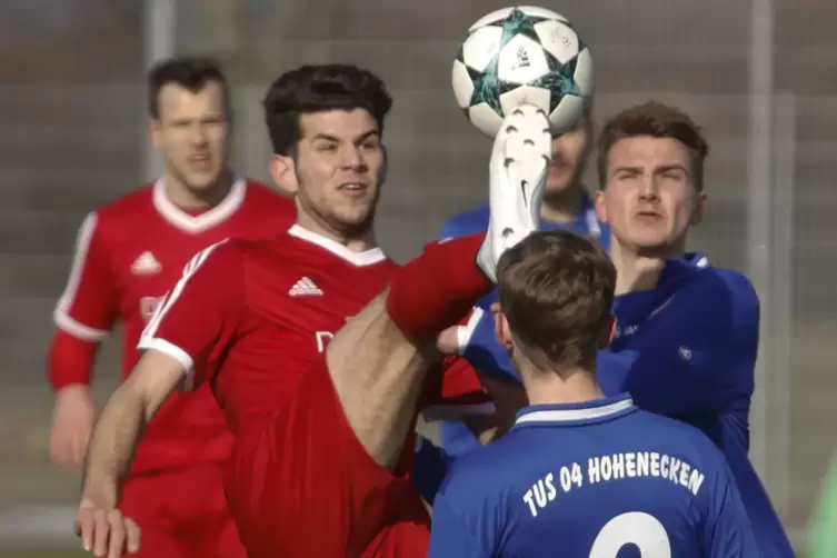 Ali Jito (in Rot) spielte schon für den ASV Winnweiler in der Verbandsliga. Vor der Saison wechselte er in die B-Klasse, schloss