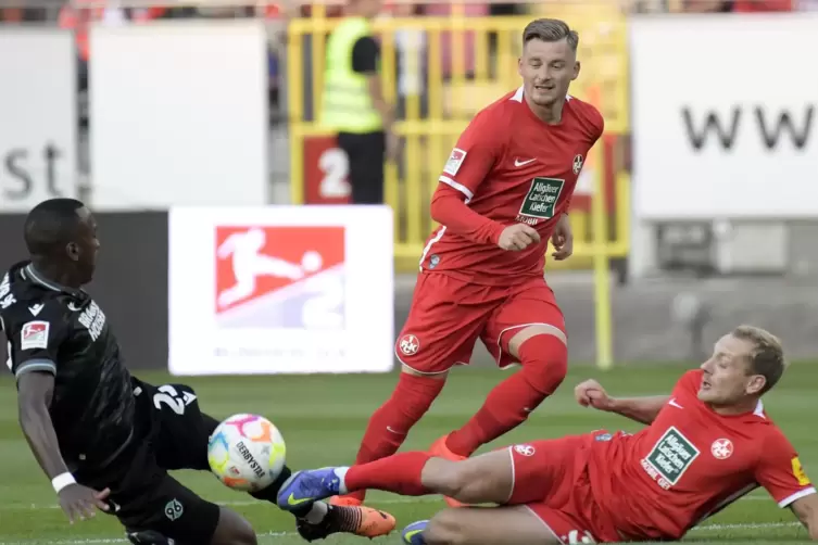  Ein unheilvoller Moment: Ben Zolinski (rechts) wird im Spiel gegen Hannover 96 am Knie getroffen.