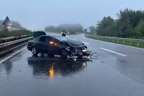 Auf der nassen Straße verlor der junge Mann die Kontrolle über sein Auto. 