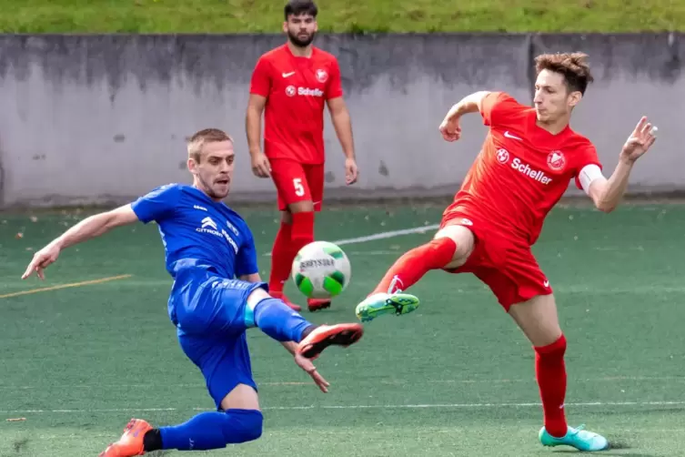 Robin Schwehm (rechts, hier gegen Freinsheims Thomas Wiszniowiecki) war in Mutterstadt der beste Mann auf dem Spielfeld.