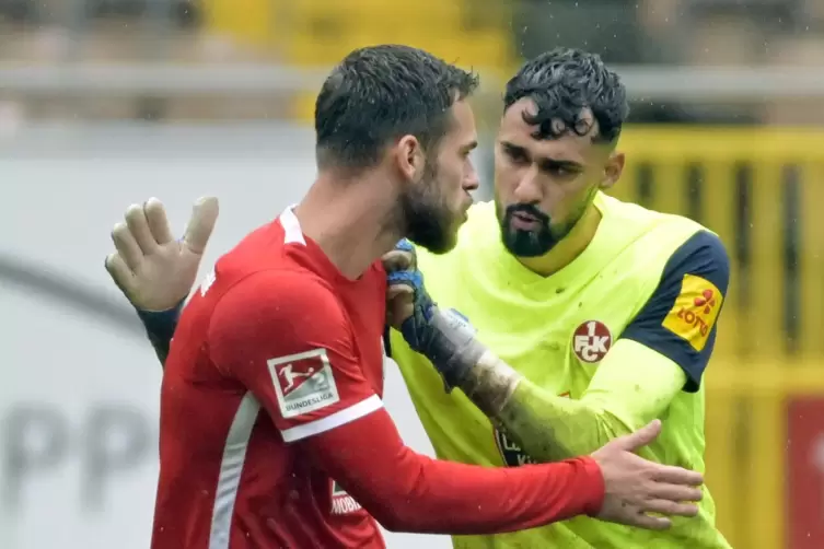 Gratulation: Avdo Spahic (rechts) tätschelt Boris Tomiak nach dessen Tor zum 1:1.