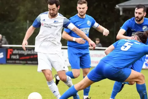 Einfach nicht zu halten: Felix Becker hat den TuS Bedesbach-Patersbach zum Derbysieg geballert. Die Nanzdietschweilerer Ronnie S