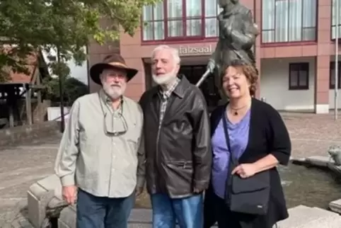 Herbert Hartkopf (Mitte) mit dem amerikanischen Ehepaar Daniel und Heidi Green vor dem Lederstrumpfbrunnen in Edenkoben.