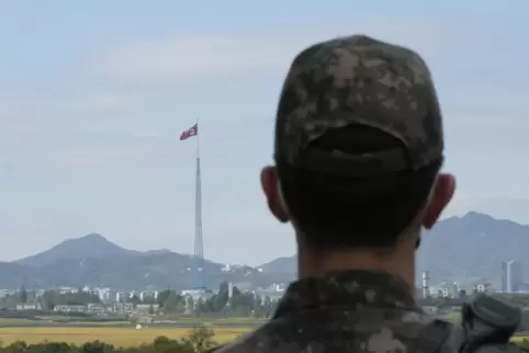 Banger Blick zum Nachbarn: Ein südkoreanischer Soldat steht an der Grenze Wache. 