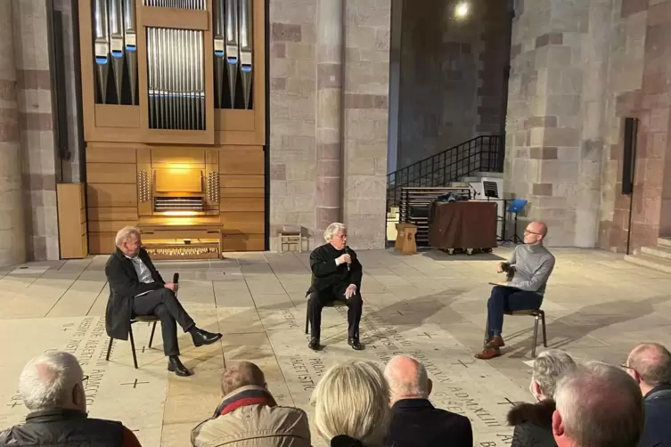 Schon das Praeludium im Königschor fand großes Interesse: Daniel Roth (Mitte) stellt sich den Fragen von Domorganist Markus Eich