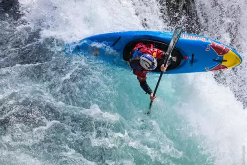 Mutig: Nouria Newman nimmt es mit einem Wasserfall auf.