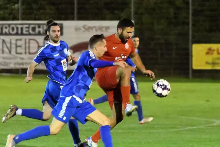 Rüsingen und Zita Köroglu (rotes Trikot) haben im Pokal gegen Oberligist SV Gonsenheim das Nachsehen. 