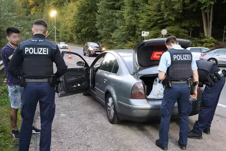 Polizeikontrolle am Waldfriedhof: Das zerbeulte Auto eines Spaniers wird durchsucht.