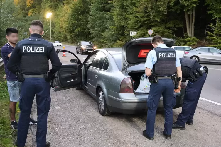 Polizeikontrolle am Waldfriedhof: Das zerbeulte Auto eines Spaniers wird durchsucht.