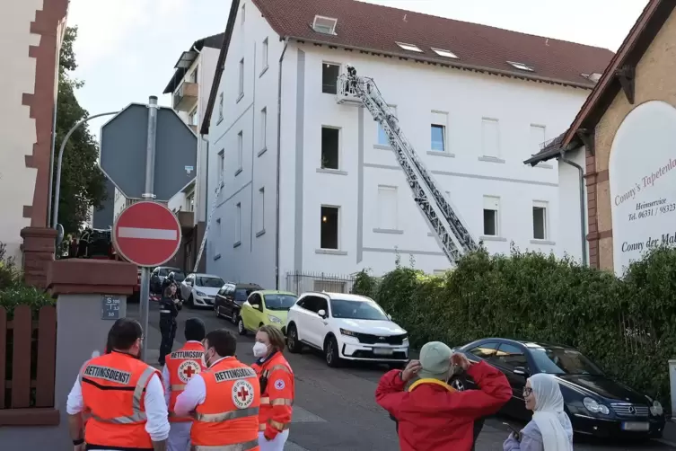 Mit der Drehleiter hat die Feuerwehr sieben Menschen in der Blumenstraße gerettet.