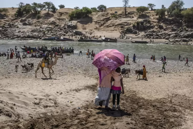 Aus Tigray geflüchtete Menschen an der athiopisch-sudanesischen Grenze.