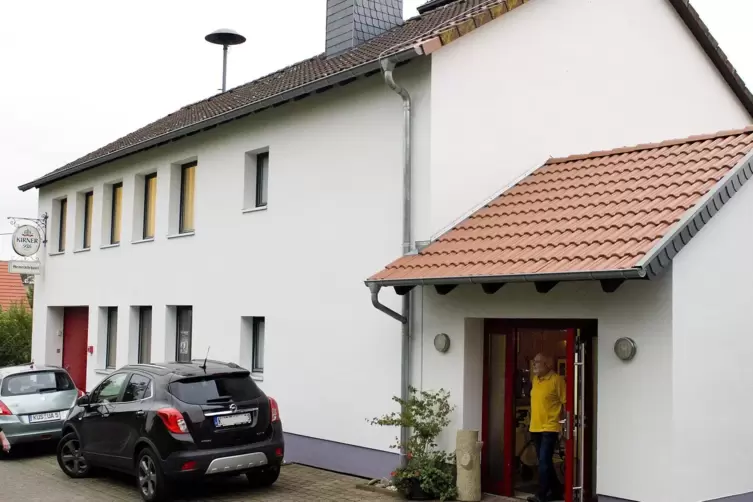 Das Gemeinschaftshaus Kirrweiler: Der Hänger der Feuerwehr steht in der Garage.