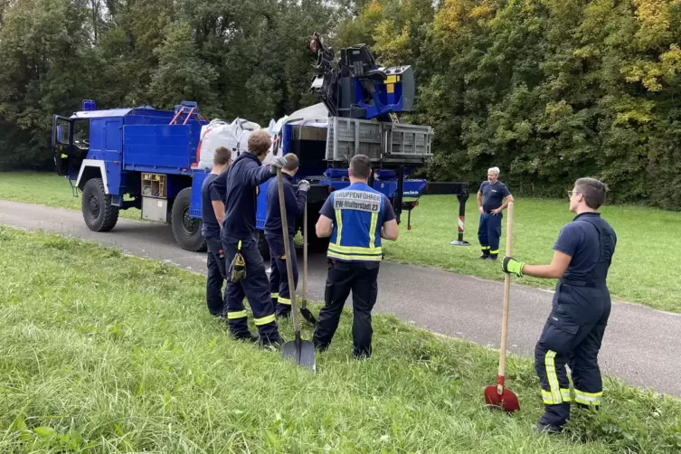 Bei der Übung: Einsatzkräfte am Deich. 