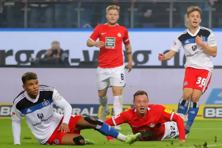 Lauterns Robin Bormuth (am Boden) zeigte eine ganz starke Leistung beim HSV.