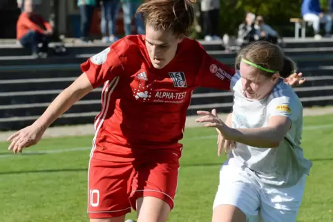 FFC-Torschützin Kristin Götz (links) setzt sich in der laufintensiven Partie gegen die Ober-Olmerin Petra Nöth durch.