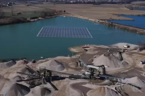 Die zwei Fußballfelder große Photovoltaikanlage auf dem Baggersee liefert pro Jahr Strom für rund 400 Haushalte. 