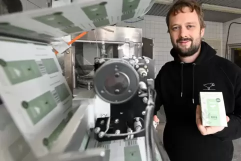 Sebastian Jung von der Lambrechter Firma Sause an einer Abfüllmaschine für Seifenpulver.
