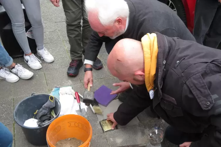 Christoph Heller, Süd-Ortsvorsteher und Urenkel von August Heller, setzte mit seinem Sohn der Stolperstein.Christoph Heller, Süd