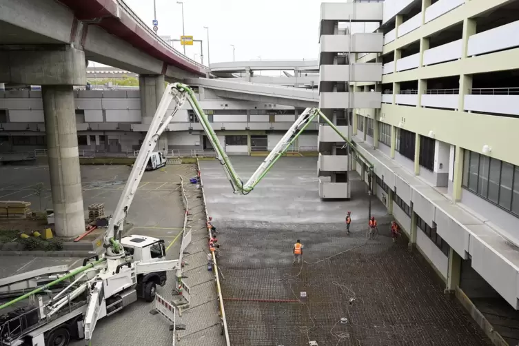 Auf der Betonplatte soll ein Schwerlastkran stehen.