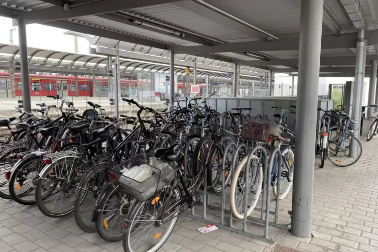 Eine Fahrradabstellanlage am Hauptbahnhof in Kaiserslautern. 