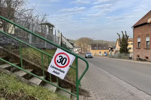 Anfang 2021 forderten die Höhmühlbacher Tempo 30 in ihrer Ortsdurchfahrt. In drei Jahren soll die Straße ganz ausgebaut werden. 