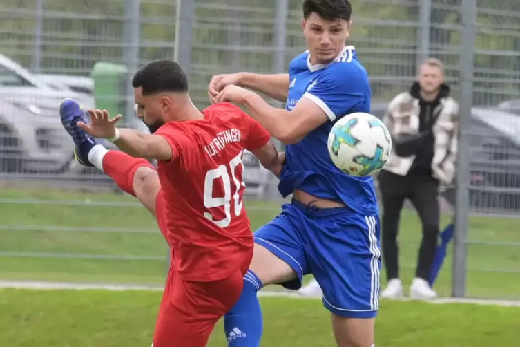 Der TuS Rüssingen (links, Samet Güven) hat gute Erinnerungen an die Partie gegen den FK Pirmasens II. Auswärts siegte das Sari-T